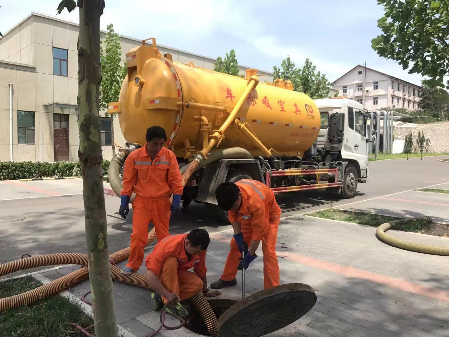 金湖管道疏通车停在窨井附近