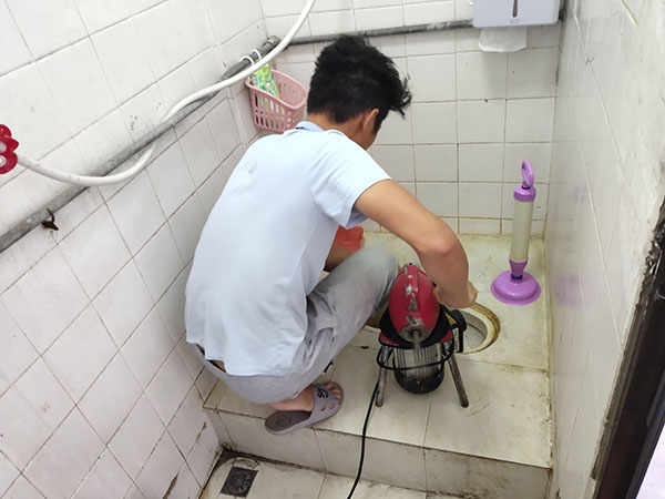 金湖管道堵塞冒臭气 专业师傅现场解决问题